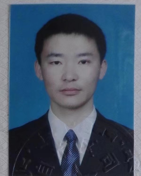 李春伟