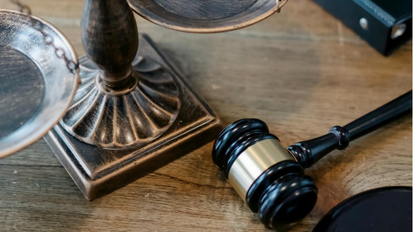 小区停车场广告收益算谁的，物业私吞了怎么办