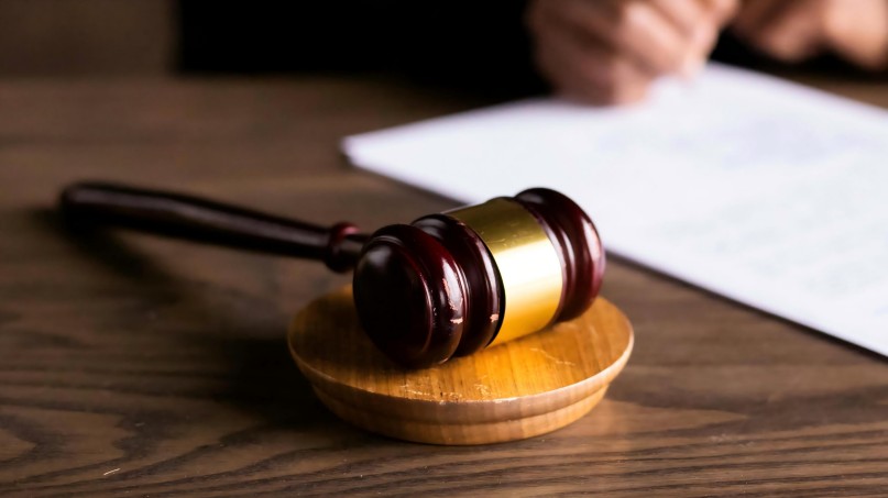 孕妇骑电动车，被闯红灯车子撞了该怎么办