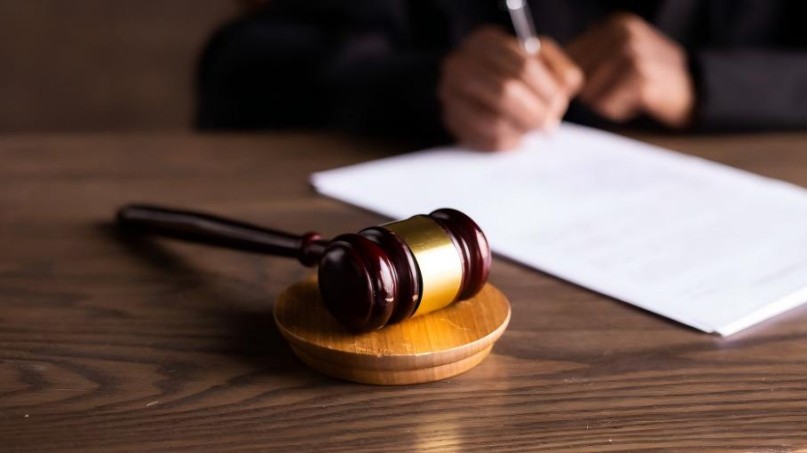 借调带其他旅行社团被游客打残疾，如何向旅行社索赔