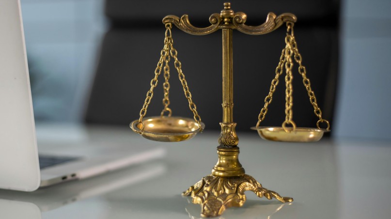 车祸造成腓骨骨折，该怎么向对方索赔