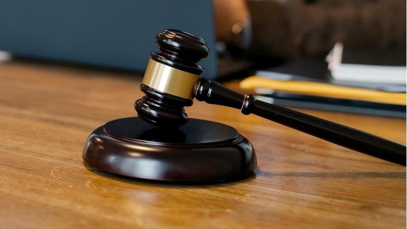 打篮球时故意打伤同学，该怎么赔偿