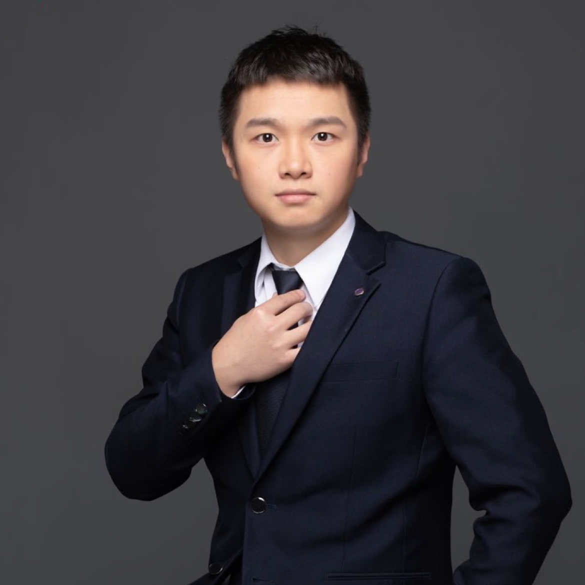 梁振