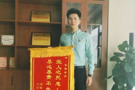 老板买车挂靠经营，聘用的驾驶员出车时死亡，应找谁认定工亡？