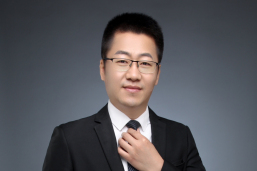 物业公司要求业主立即拆除已封闭的阳台并恢复原状，无法律依据