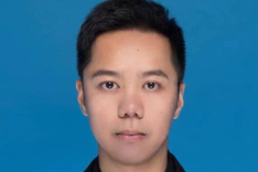 现行地面使用遥控器操作的起重机车司机是否强制配备指挥人员？