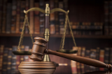 路人被狗追赶受惊摔伤，饲养人需要担责吗？