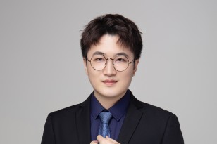 发生交通事故，骑电动车未戴头盔受伤的由谁来担责