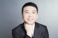在公司干满 10 年，公司就不能开除员工，辞退就是违法？