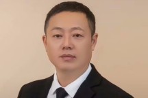 商户实际经营者与挂名者不一致时,对外承担债务应由谁承担?