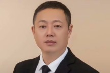 商户实际经营者与挂名者不一致时，对外承担的债务应由谁承担？