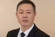 成年人持刀砍伤未成年人15岁仅拘留十日是否合法？
